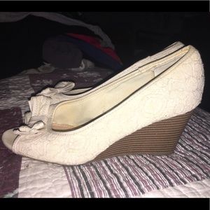 Size 8.5 Report brand cream/off-white lace wedge